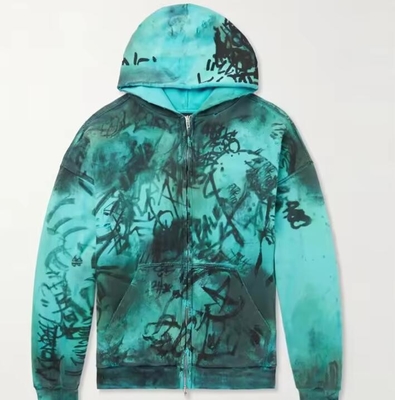 Impresión de graffiti de gran tamaño con sudadera rasgada